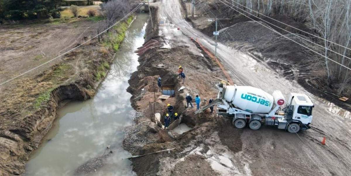 Personal de EPAS en el acueducto. Fuente: (Neuquén Informa).