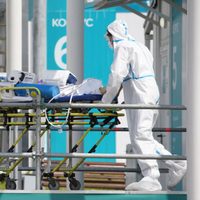 Bajaron los casos de coronavirus y los decesos con relación al sábado