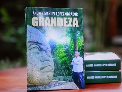 Adán Augusto López regala a senadores miles de copias del libro “Grandeza”, de AMLO