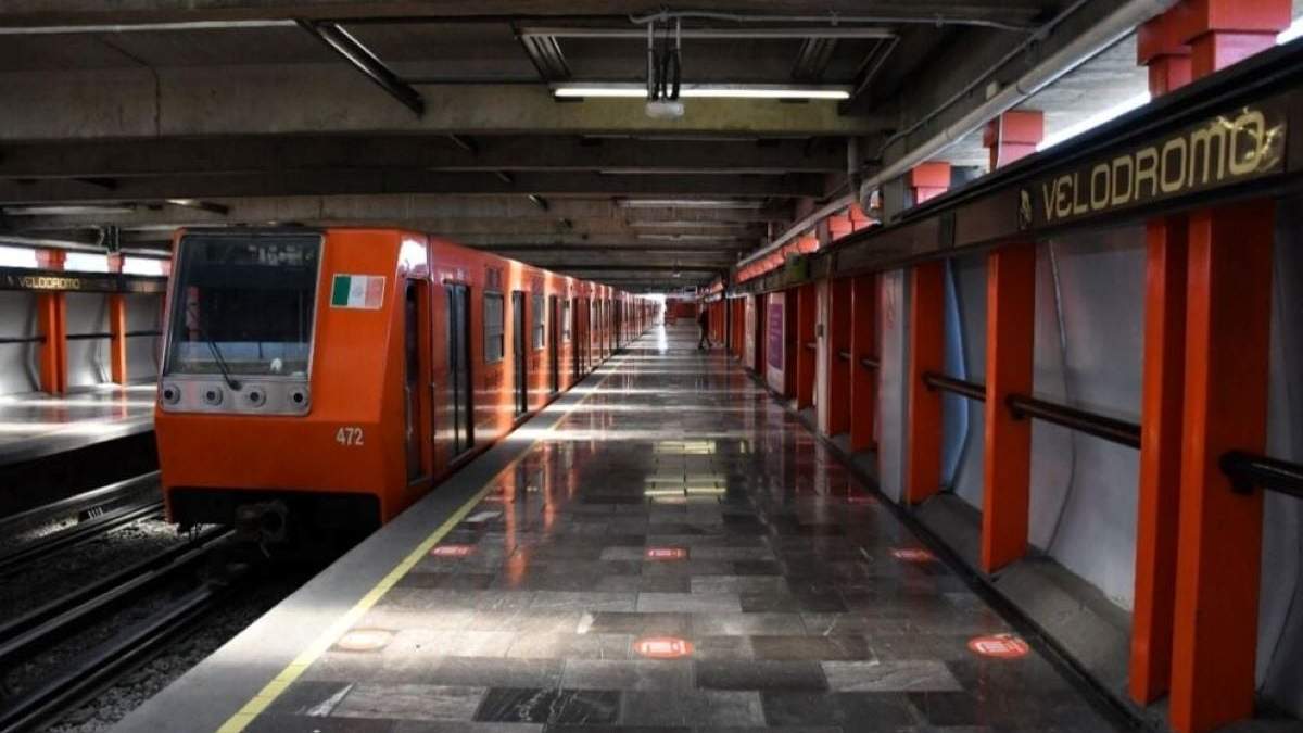 Multan a usuario del Metro con 2 mil pesos tras quedarse dormido en el vagón