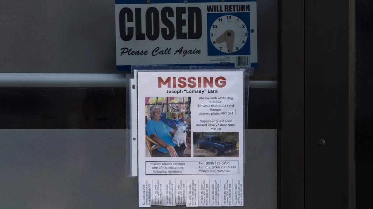 Un cartel informa sobre la desaparición de una persona en Lahaina, Hawái, el 21 de agosto de 2023