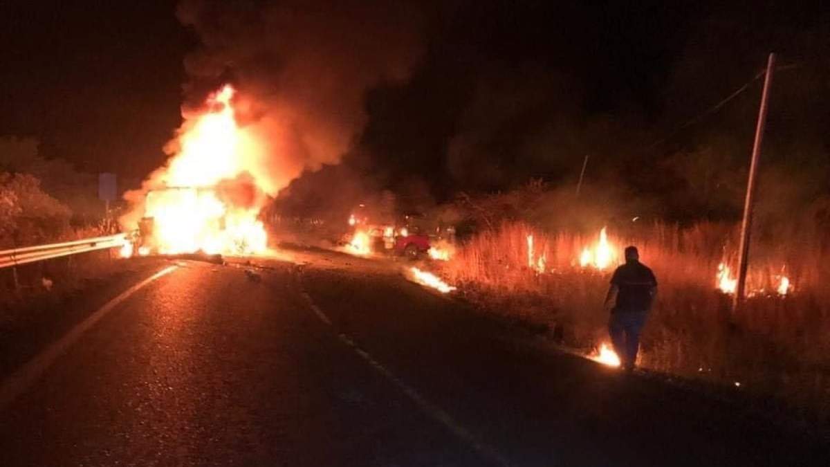 Tras chocar, tanto el tráiler como la camioneta se incendiaron