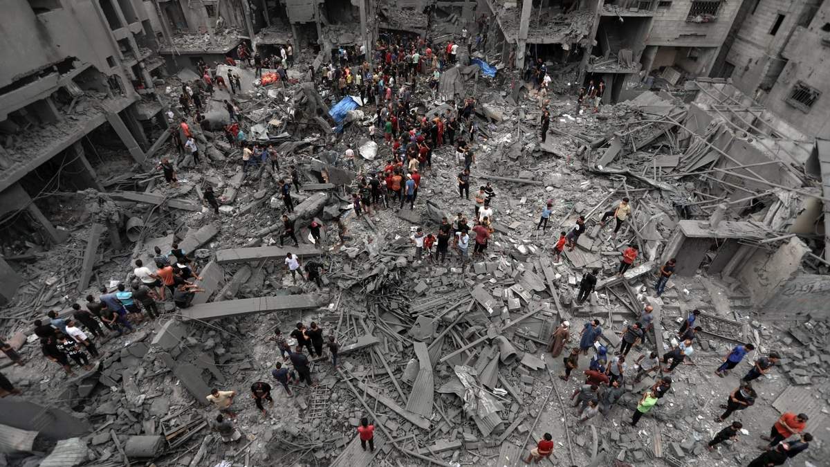 Palestinos inspeccionan los daños de los edificios destruidos tras los ataques aéreos israelíes en la ciudad de Gaza