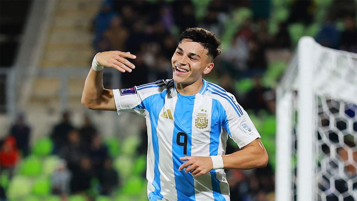 Alejo Sarco marcó el segundo y pide que vayan a festejar.