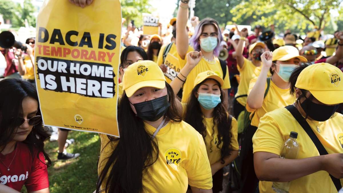 "Dreamers" participan en una marcha en apoyo de la Ley de Acción Diferida para los Llegados en la Infancia (DACA), en el Capitolio de Estados Unidos, junio 2022