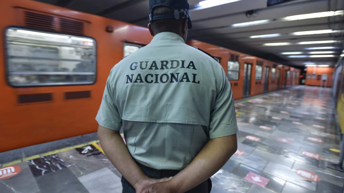 Un elemento de la Guardia Nacional en el Metro