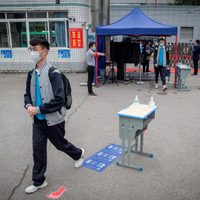 Tras cuatro meses sin clases por el coronavirus los estudiantes de Wuhan vuelven a las escuelas