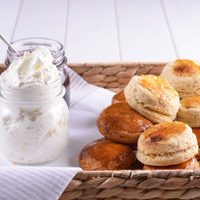 No tirés la crema cortada o pasada y prepará estos scones super deliciosos con 4 ingredientes
