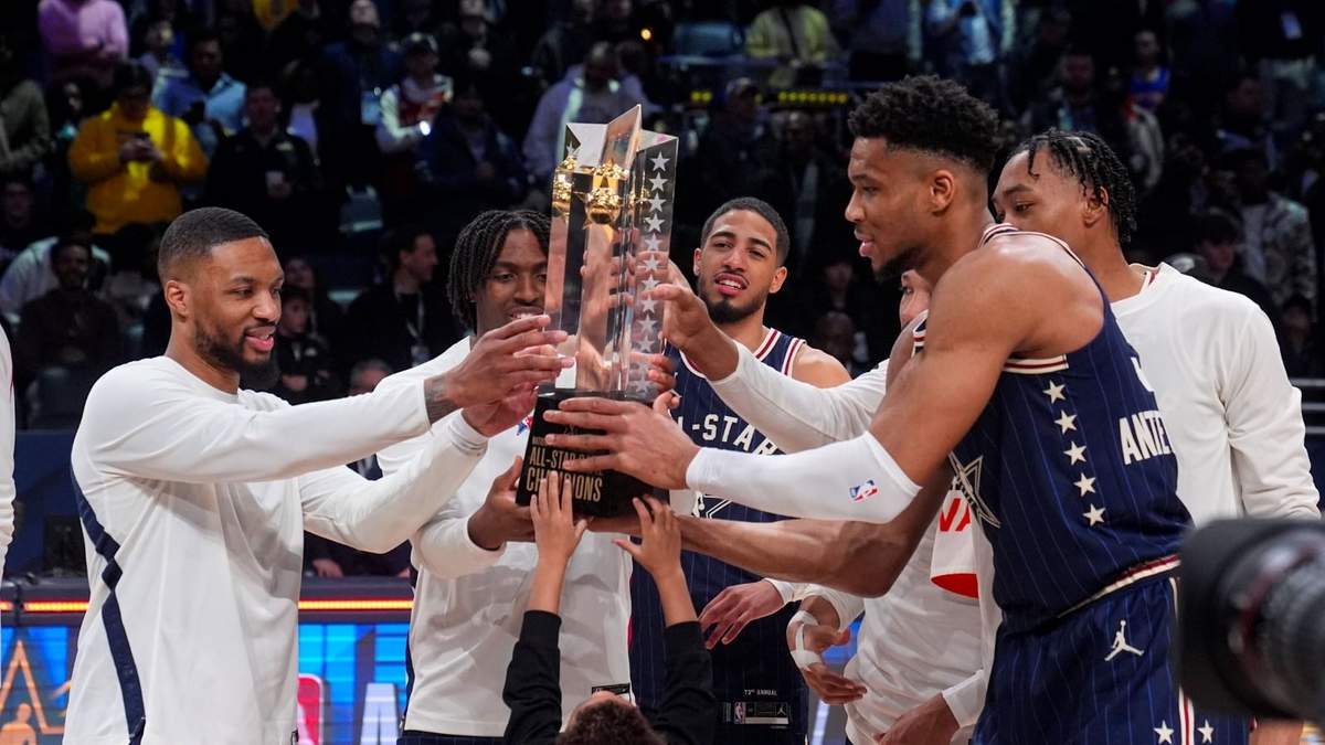 El equipo del Este, encabezado por Giannis Antetokounmpo (derecha), sostiene el trofeo del Juego de Estrellas, tras vencer al Oeste el domingo 18 de febrero de 2024