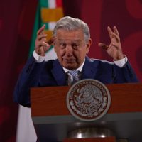"Nos va a pedir muchísimo dinero": AMLO excluye al INE de la consulta en enero sobre el Ejército