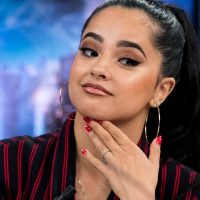 ¡Luce terrible! Se filtra una fotografía de Becky G y temen lo peor. ¿Qué tiene en el rostro?