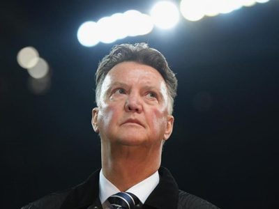 Van Gaal contra el Ajax y "los que quieren ganar sin jugar por coronavirus"
