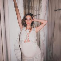 Julieta Nair Calvo lució su embarazo con una malla enteriza de moda, con el estampado que nunca falla