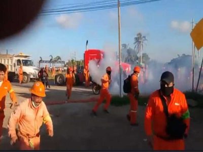 Reportan enfrentamiento entre empleados de ICA Fluor y antimotines en Dos Bocas (Videos)