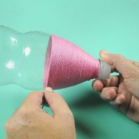 Con una botella de plástico y algunos restos de lana, creá esta canastita súper útil y decorativa