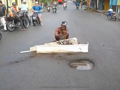 Se viraliza video de un hombre que profanó la tumba de su madre por dejarlo sin herencia