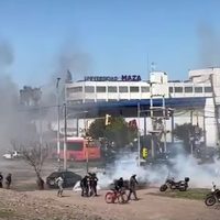 Vecinos y policías se enfrentaron por la carne del camión volcado en Guaymallén