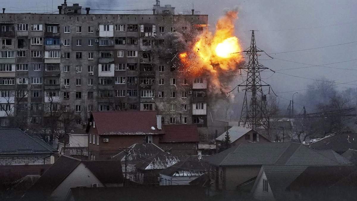 Una explosión se ve en un edificio de apartamentos tras el disparo de un tanque ruso en Mariúpol, Ucrania, el viernes 11 de marzo de 2022