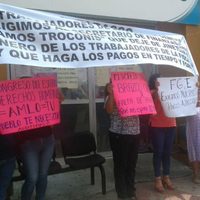 Maestros y empleados de la Fiscalía de Tabasco hacen bloqueos y paros por impagos