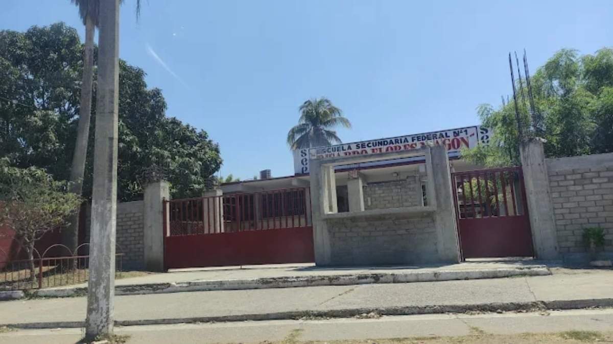 La secundaria Ricardo Flores Magón en Lázaro Cárdenas, donde se encontró una de las pintas