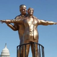 Activistas colocan estatua de Trump y Epstein al estilo Titanic