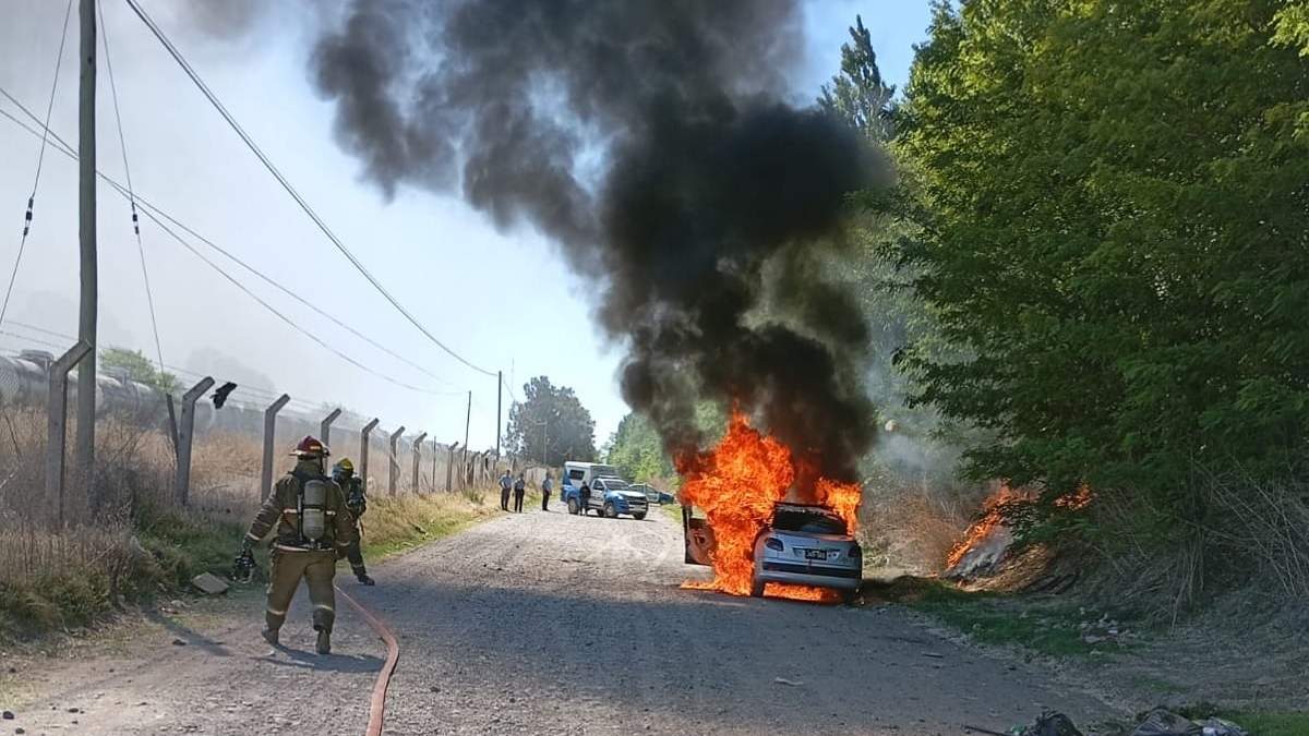 El auto totalmente en llamas fue encontrado el viernes a la mañana. Fuente (Bomberos de Neuquén)