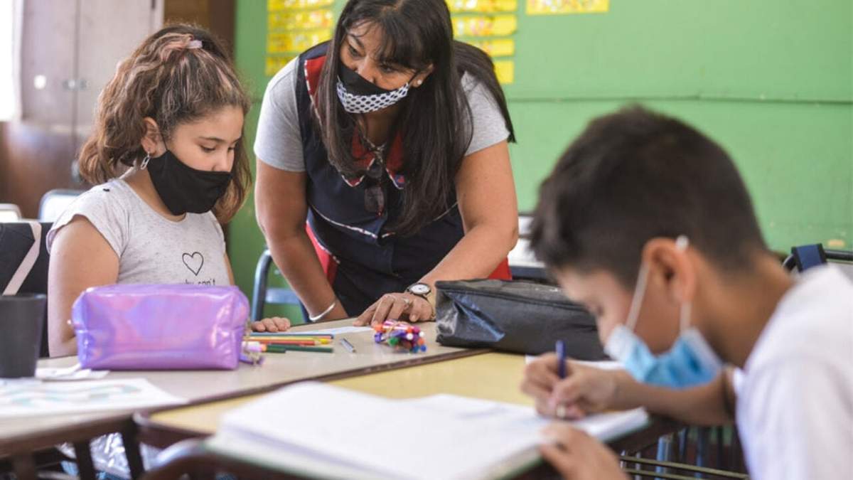 En gran parte del país hay clases presenciales, aunque con cuidados. Fuente: (Twitter)