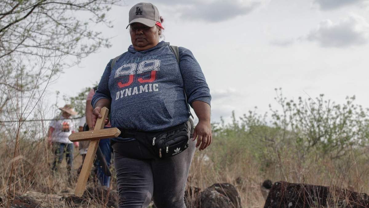 Unos días después de reconocer las prendas que vestía su hijo Raúl Ávila Pérez cuando desapareció, Gabriela colocó una cruz en la fosa clandestina donde encontraron su cuerpo.