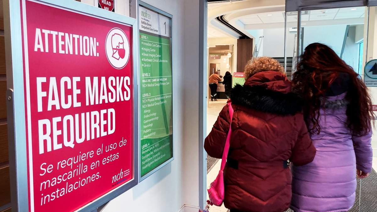 Un letrero indica que es necesario portar mascarilla en un hospital de Buffalo Grove, Illinois