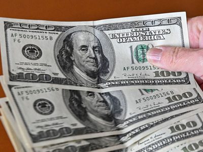 El dólar oficial cayó por tercer día consecutivo