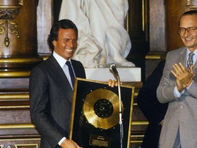 Julio Iglesias prepara su defensa legal ante denuncias por agresión sexual