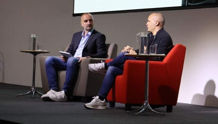 Andrés Iniesta ofrece una conferencia previo al juego de Leyendas del Barcelona vs. Real Madrid