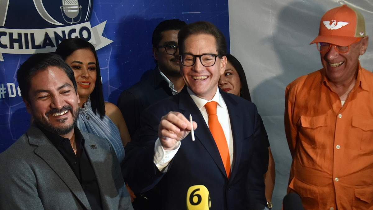 Salomón Chertorivski volvió a mostrar el "porro" en la conferencia posterior al debate