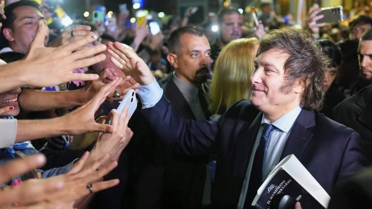 Javier Milei, candidato presidencial de La Libertad Avanza, saluda a sus partidarios después de las elecciones generales en Buenos Aires, Argentina, el 22 de octubre de 2023