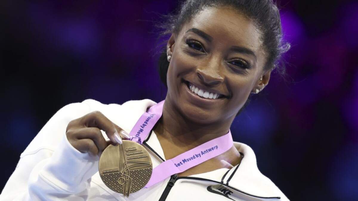 La estadunidense Simone Biles posa con su medalla de oro tras ganar en el ejercicio de piso del Mundial de atletismo, en Amberes