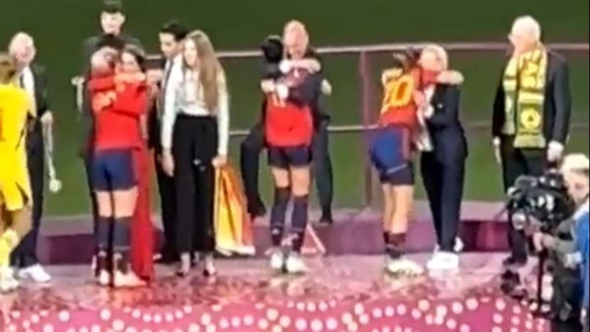 Momento en que Rubiales se abalanza