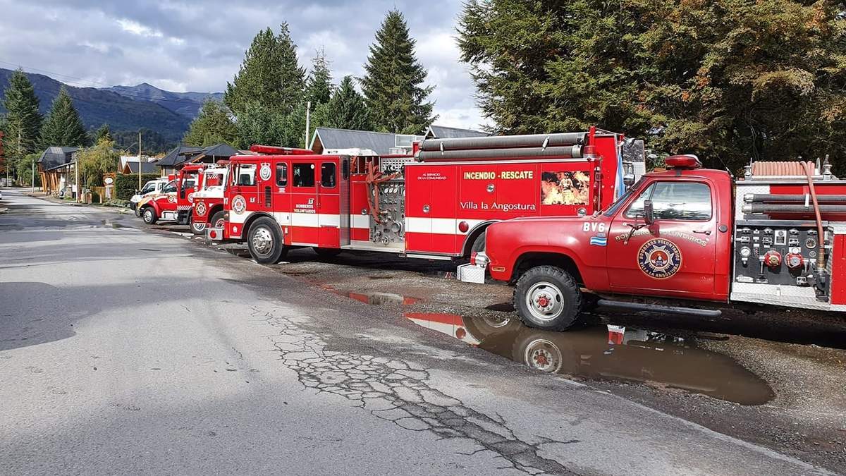Bomberos Voluntarios de Villa La Angostura. Fuente: (Facebook).