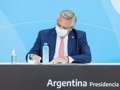 Alberto Fernández anunció el pago de $15.000 para la AUH y monotributistas