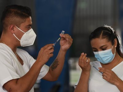 75% de la población no está totalmente vacunada contra el covid-19 en América Latina: OPS