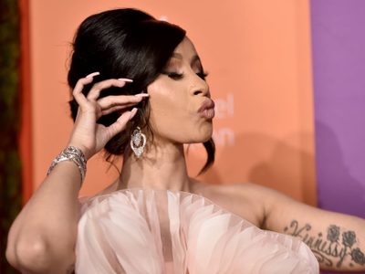 ¡No le importa nada! Cardi B desató su atuendo para mostrar mucho más ¡Cuánto color!