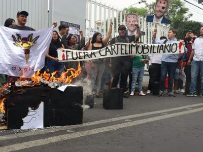Morenistas protestan ante el IECM por “intento de censura” sobre el “cártel inmobiliario”