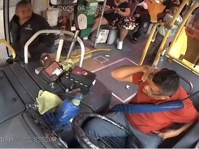Pasajero golpea a chofer de transporte público en Guadalajara y lo deja en coma (Video)