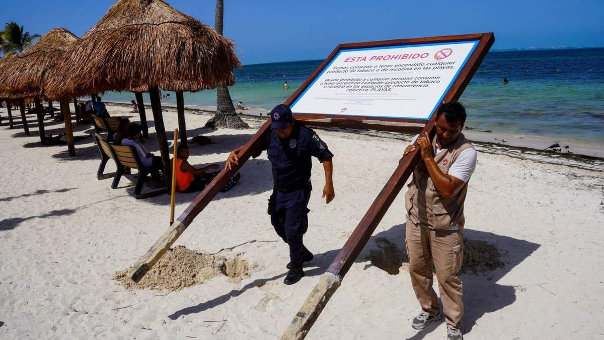 Retiran mobiliario en Cancún ante la llegada de Beryl