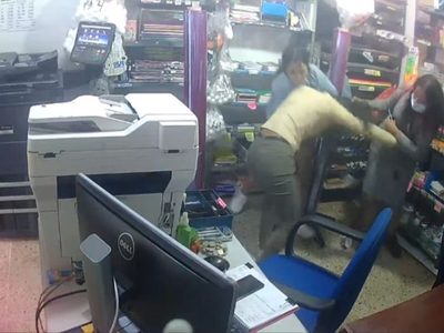 Mujeres golpean y roban a empleada de una papelería en Coyoacán (Video)