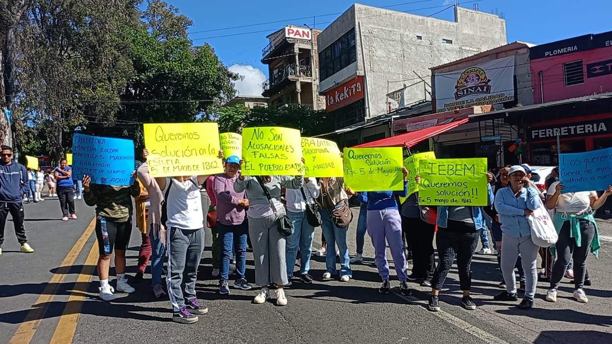 Padres de familia y vecinos de Santa María Ahuacatitlán bloquean la México-Cuernavaca para exigir el relevo de docentes en primaria local