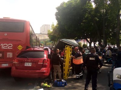 Choque entre el Metrobús y varios vehículos en Insurgentes Norte deja siete heridos (Video)