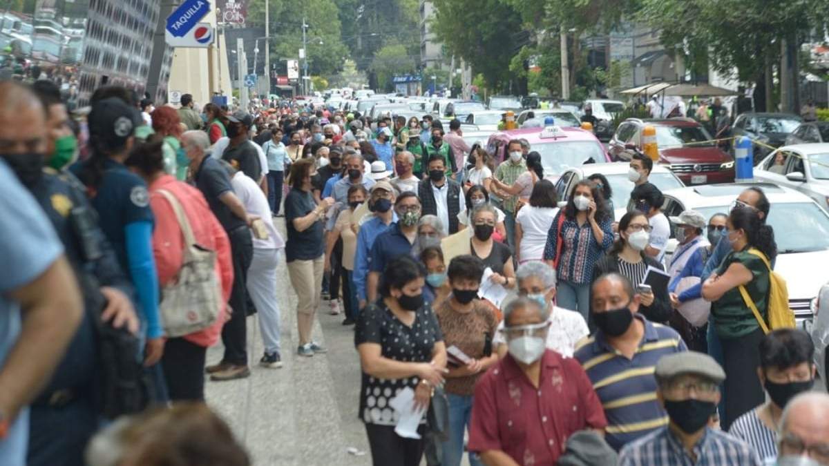 Filas para la aplicación de la vacuna contra el covid-19 en la alcaldía Benito Juárez