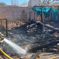 Intentaba hacer fuego para un asado, provocó un incendio y se quemó las manos y la cara