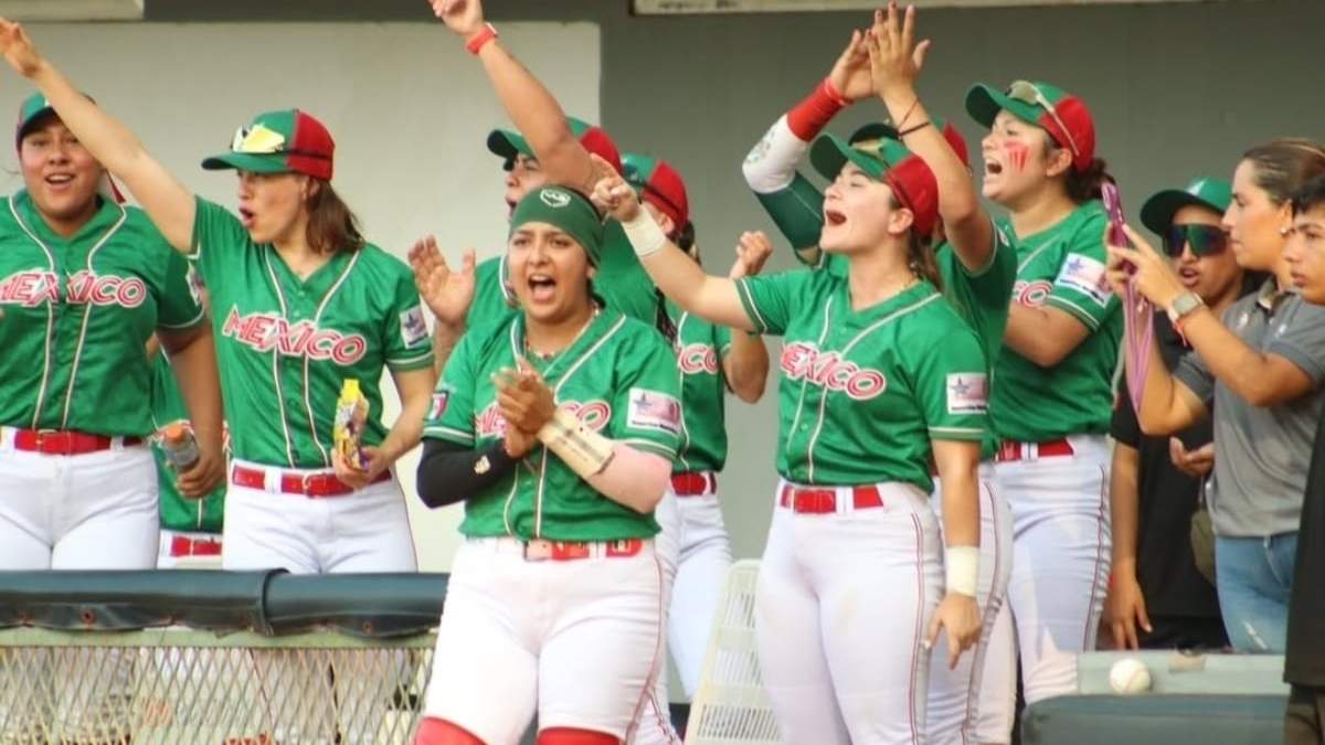 Integrantes de la selección femenil de beisbol