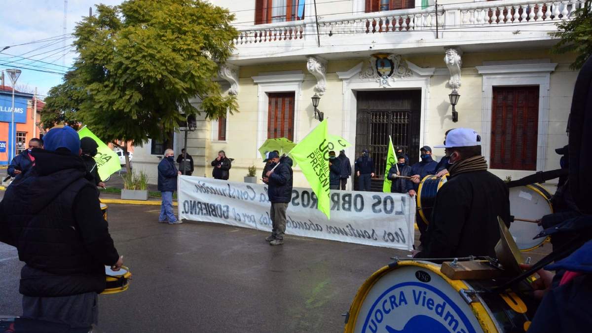 Trabajadores estatales en una manifestación en Viedma. Fuente: (Twitter)